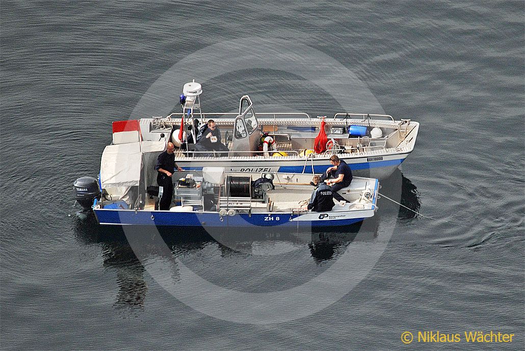 Foto: Polizeisuchboot. (Luftaufnahme von Niklaus Wächter)