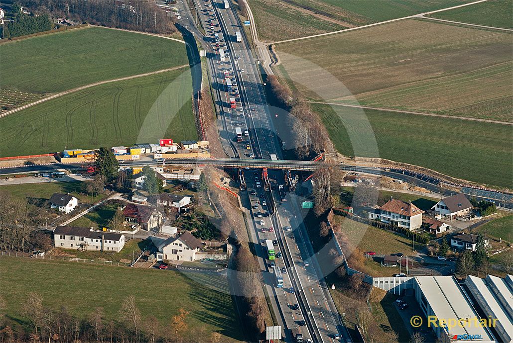 Foto: Die Autobahn-Verzweigung A1 und A2 bei Härkingen. (Luftaufnahme von Niklaus Wächter)