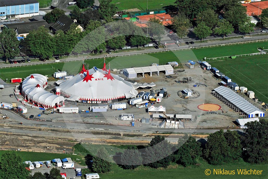 Foto: Der Zirkus Knie gastiert in Luzern auf einer Baustelle. (Luftaufnahme von Niklaus Wächter)