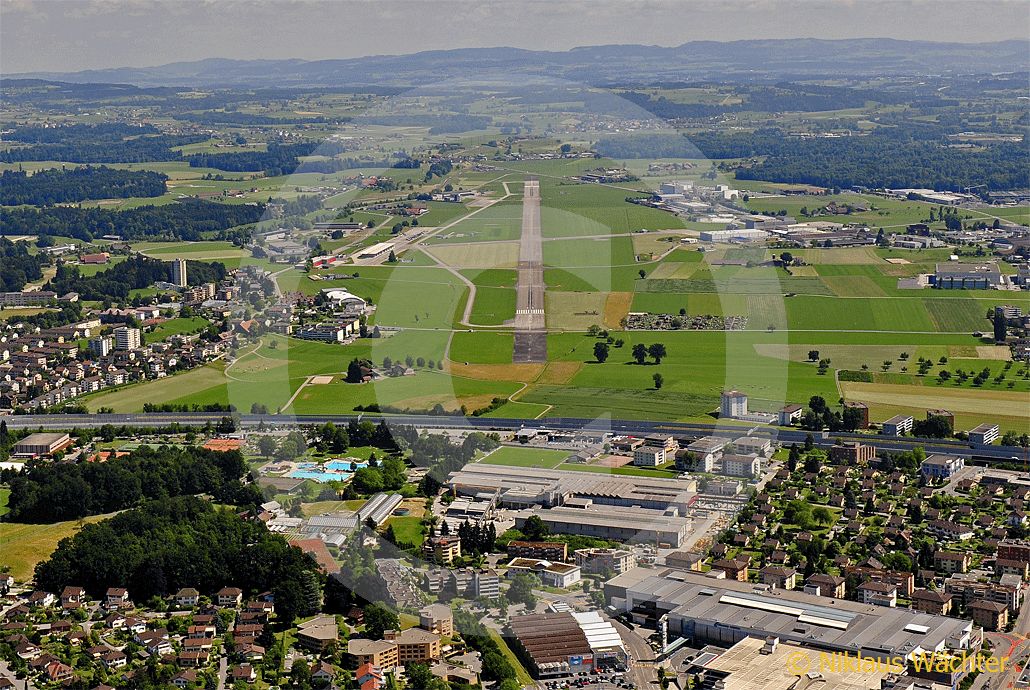 Foto: Der Flugplatz Emmen. (Luftaufnahme von Niklaus Wächter)