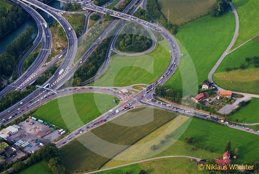 Foto: Verkehrschaos bei der Autobahn-Ausfahrt Luzern-Nord. (Luftaufnahme von Niklaus Wächter)