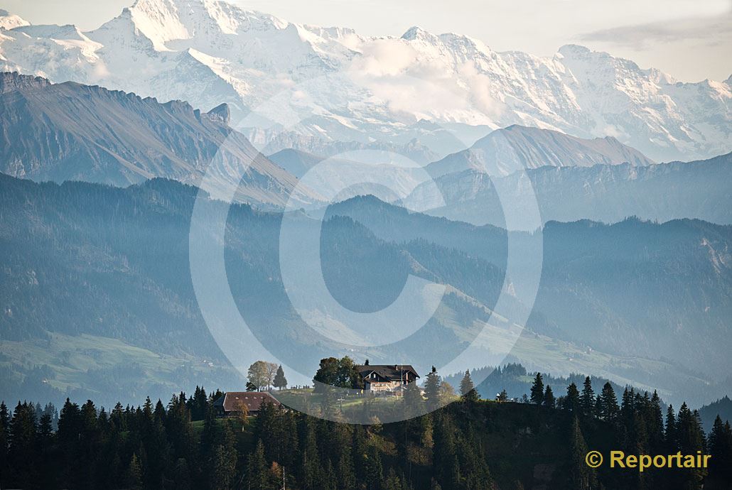 Foto: Das Berggasthaus Napf in der Biosphäre Entlebuch vor der Kulisse der Alpenkette. (Luftaufnahme von Niklaus Wächter)