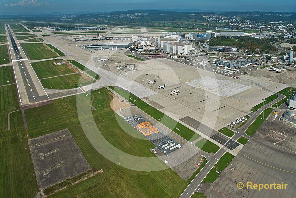 Foto: Flughafen Zürich-Kloten. (Luftaufnahme von Niklaus Wächter)