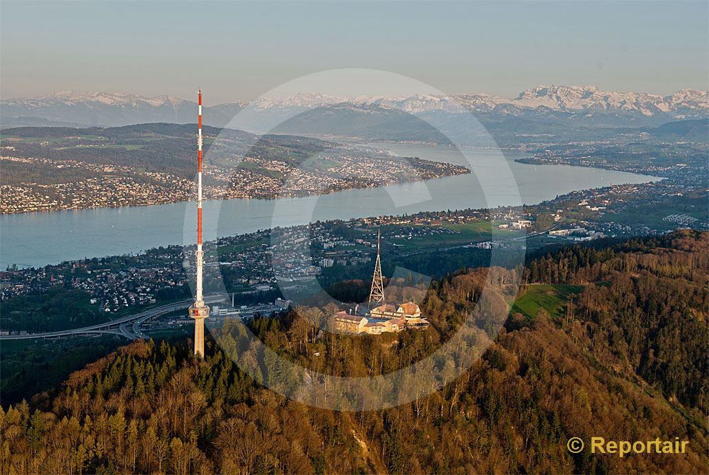 Foto: Der Uetliberg bei Zürich im Abendlicht.. (Luftaufnahme von Niklaus Wächter)