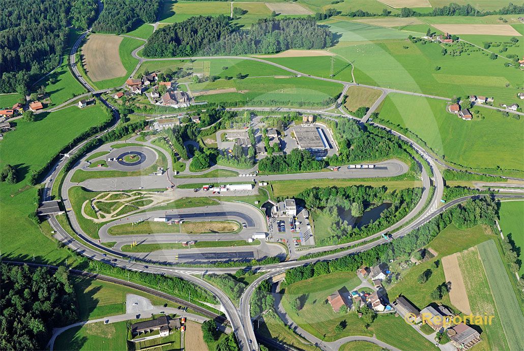 Foto: Das TCS - Verkehrssicherheitszentrum Betzholz bei Hinwil (ZH) ist das grösste Verkehrssicherheitszentrum der Schweiz und eines der modernsten Europas. (Luftaufnahme von Niklaus Wächter)