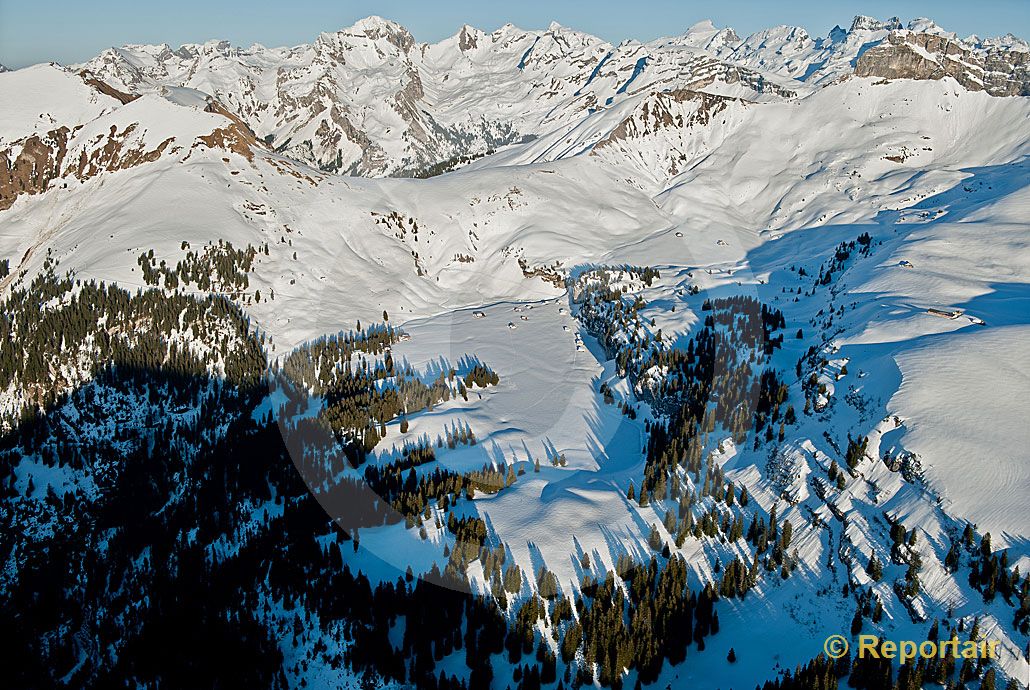 Foto: Die Aelggi-Alp im Kanton Obwalden ist der geografische Mittelpunkt der Schweiz. (Luftaufnahme von Niklaus Wächter)