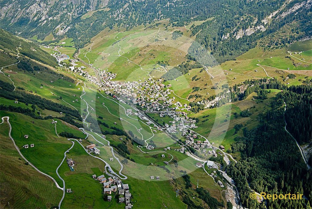 Foto: Vals im bündnerischen Valsertal. (Luftaufnahme von Niklaus Wächter)