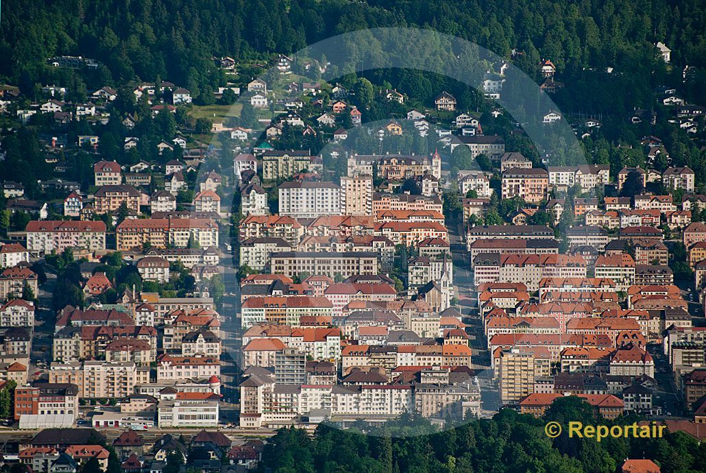 Foto: La Chaux-de-Fonds ist die grösste Stadt des Hochjuras und drittgrösste Stadt der Romandie und fällt durch eine sehr disziplinierte Stadtarchitektur. (Luftaufnahme von Niklaus Wächter)