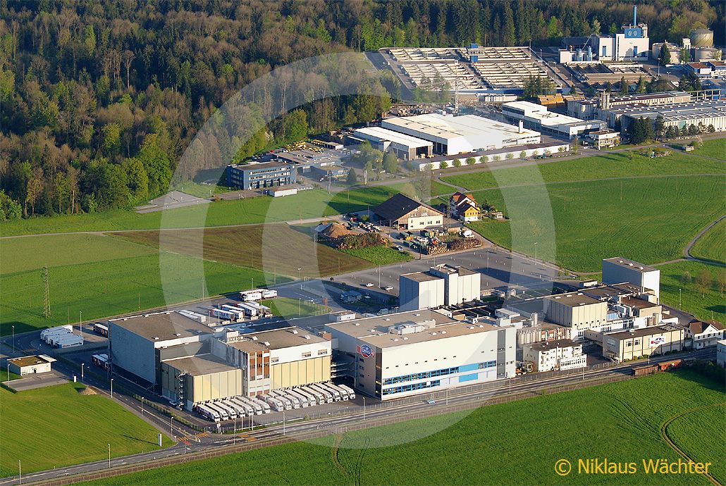 Foto: Die Emmi Produktionszentrale in Emmen(LU). (Luftaufnahme von Niklaus Wächter)