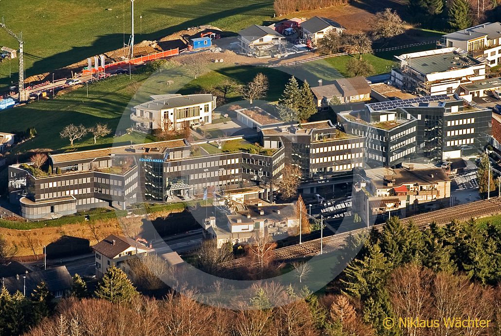 Foto: Der Hauptsitz von Kühne und Nagel in Schindellegi SZ. (Luftaufnahme von Niklaus Wächter)
