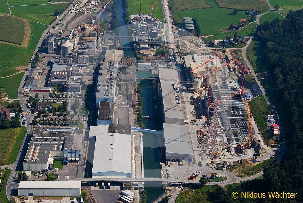 Foto: Die Papierfabrik Perlen bei Buchrain LU. (Luftaufnahme von Niklaus Wächter)