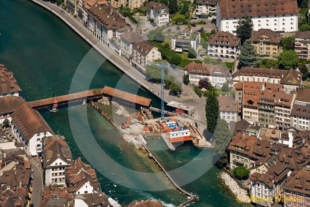 Foto: Das Reusswehr in Luzern wird saniert. (Luftaufnahme von Niklaus Wächter)
