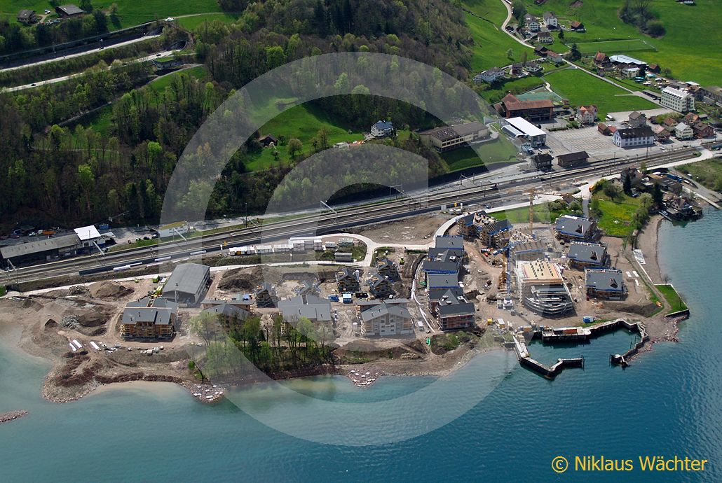 Foto: Bau einer Ferienanlage in Unterterzen am Walensee. (Luftaufnahme von Niklaus Wächter)