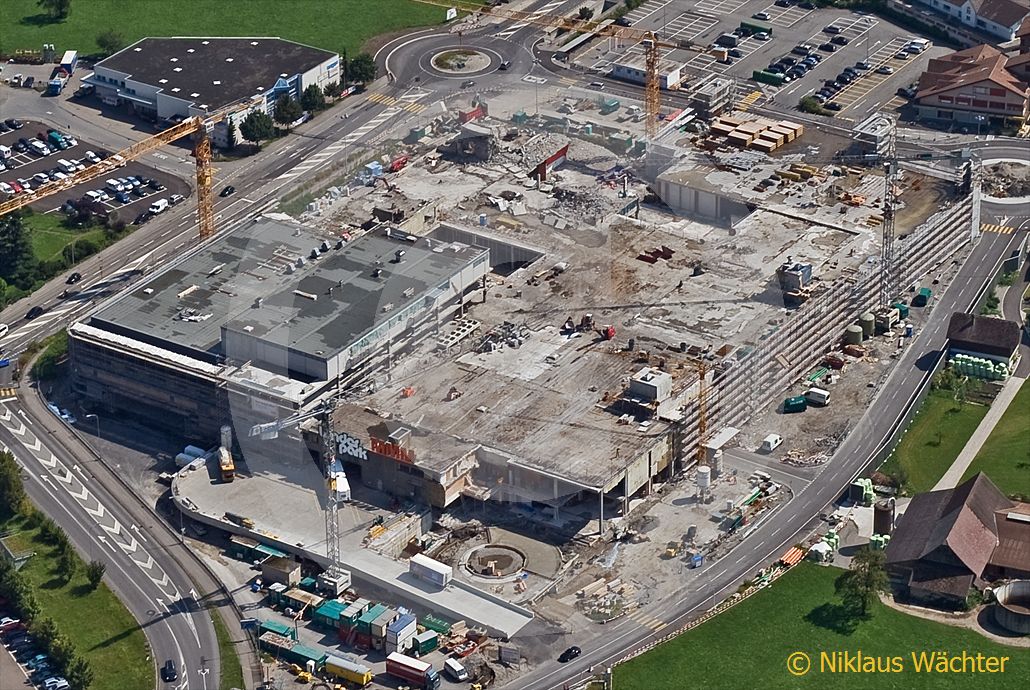 Foto: Umbau des Migros-Einkaufszentrums in Stans während der Verkauf weitergeht. (Luftaufnahme von Niklaus Wächter)