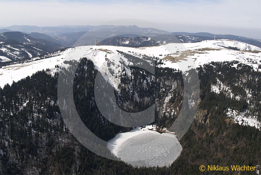 Foto: Der Feldberg in Sueddeutschland. (Luftaufnahme von Niklaus Wächter)