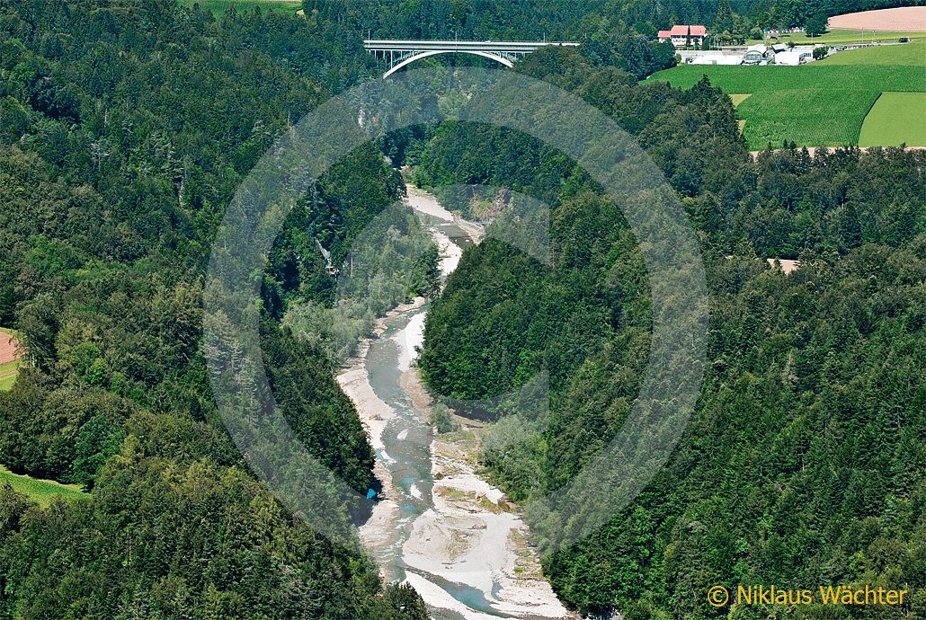 Foto: Die als Röschtigraben bezeichnete Sense-Schlucht mit der Schwarzwasserbrücke. (Luftaufnahme von Niklaus Wächter)