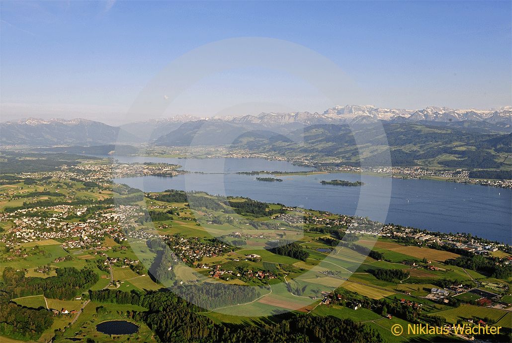 Foto: Blick vom Zürcher Oberland über der Zürichsee zur Alpenkette. (Luftaufnahme von Niklaus Wächter)