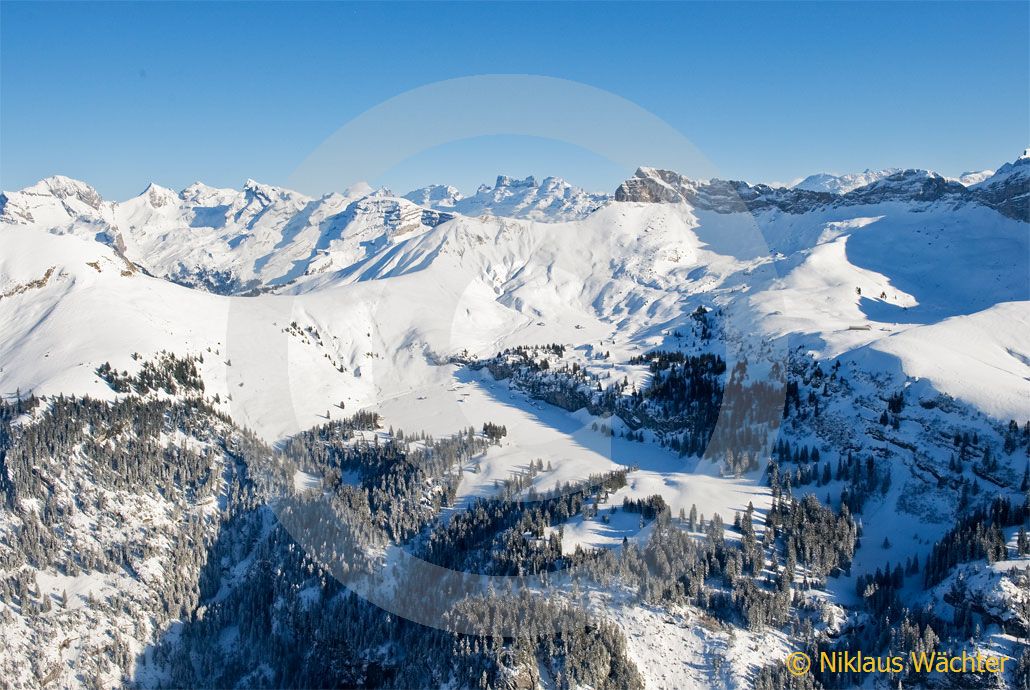 Foto: Die Aelggialp. Geografischer Mittelpunkt der Schweiz. (Luftaufnahme von Niklaus Wächter)