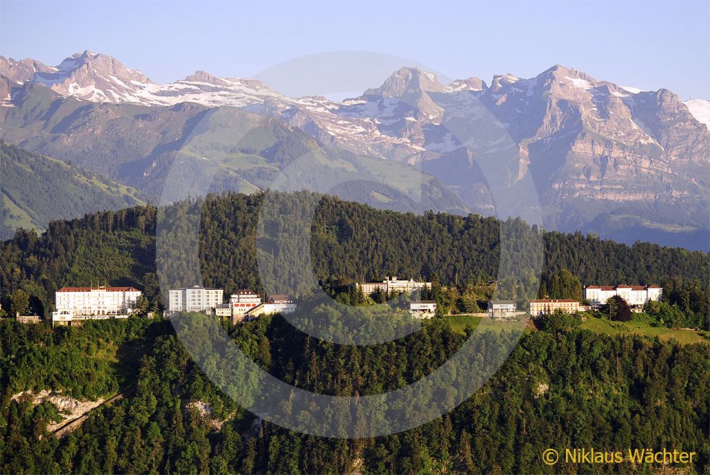 Foto: Der Bürgenstock mit seinen Nobelhotels. (Luftaufnahme von Niklaus Wächter)