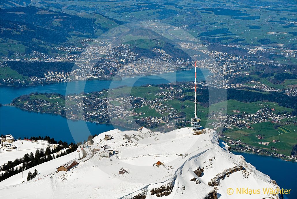Foto: Rigi-Kulm mit Luzern im Hintergrund. (Luftaufnahme von Niklaus Wächter)