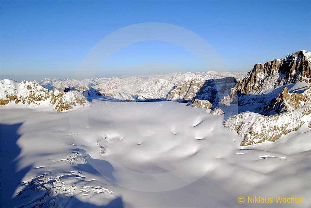 Foto: Der Huefigletscher. (Luftaufnahme von Niklaus Wächter)