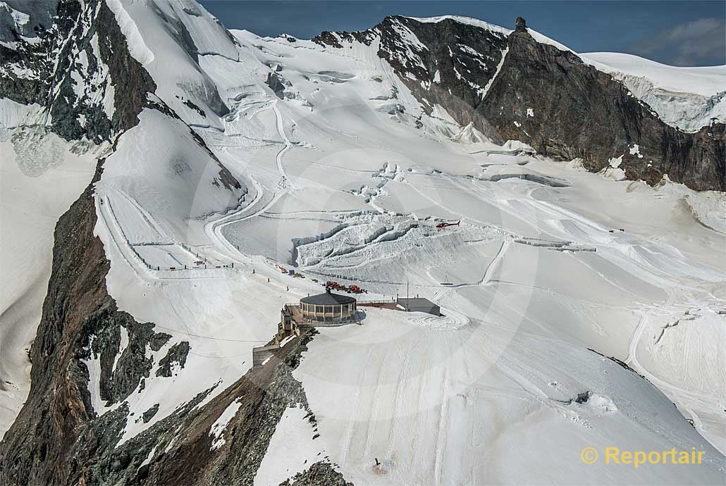 Foto: Der Allalingletscher ob Saas-Fee mit dem Drehrestaurant.. (Luftaufnahme von Niklaus Wächter)