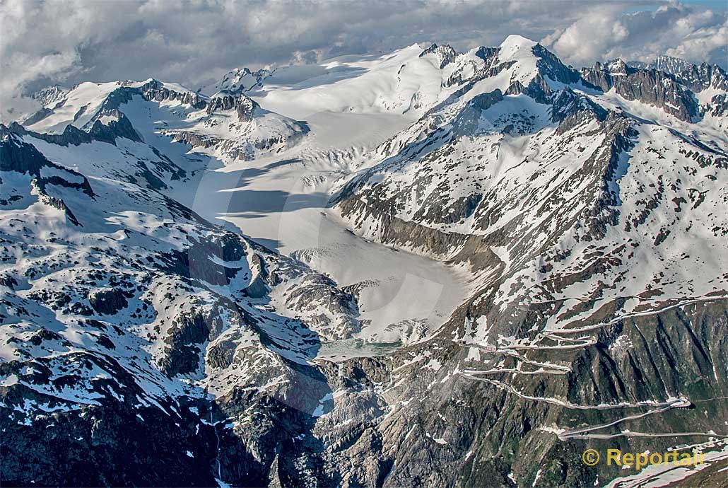 Foto: Der Rhonegletscher im Hitzesommer 2015.. (Luftaufnahme von Niklaus Wächter)