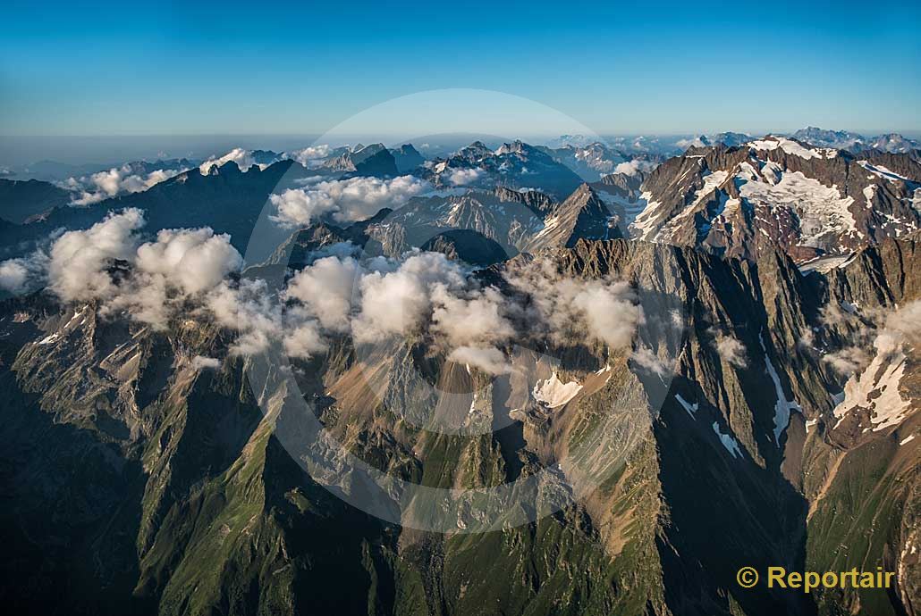 Foto: Wolkenballen in der Region westlich des Sustenhorns.. (Luftaufnahme von Niklaus Wächter)