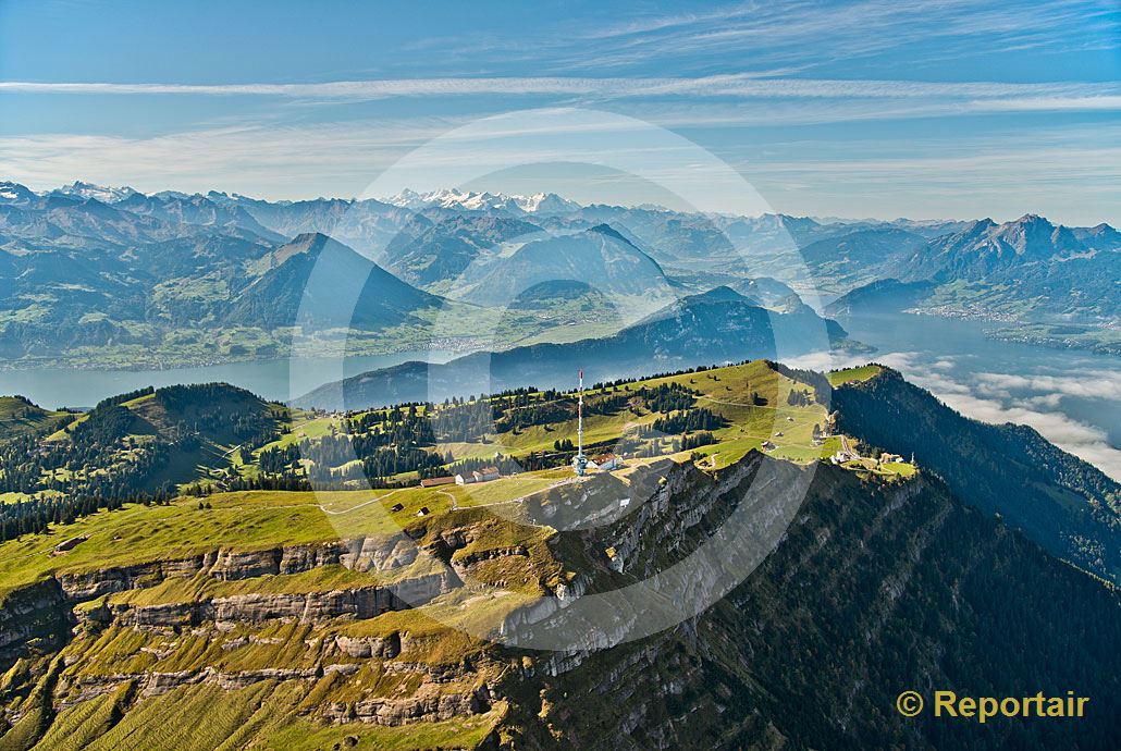 Foto: Rigi-Kulm mit den Zentralschweizer Bergen im Hintergrund. (Luftaufnahme von Niklaus Wächter)