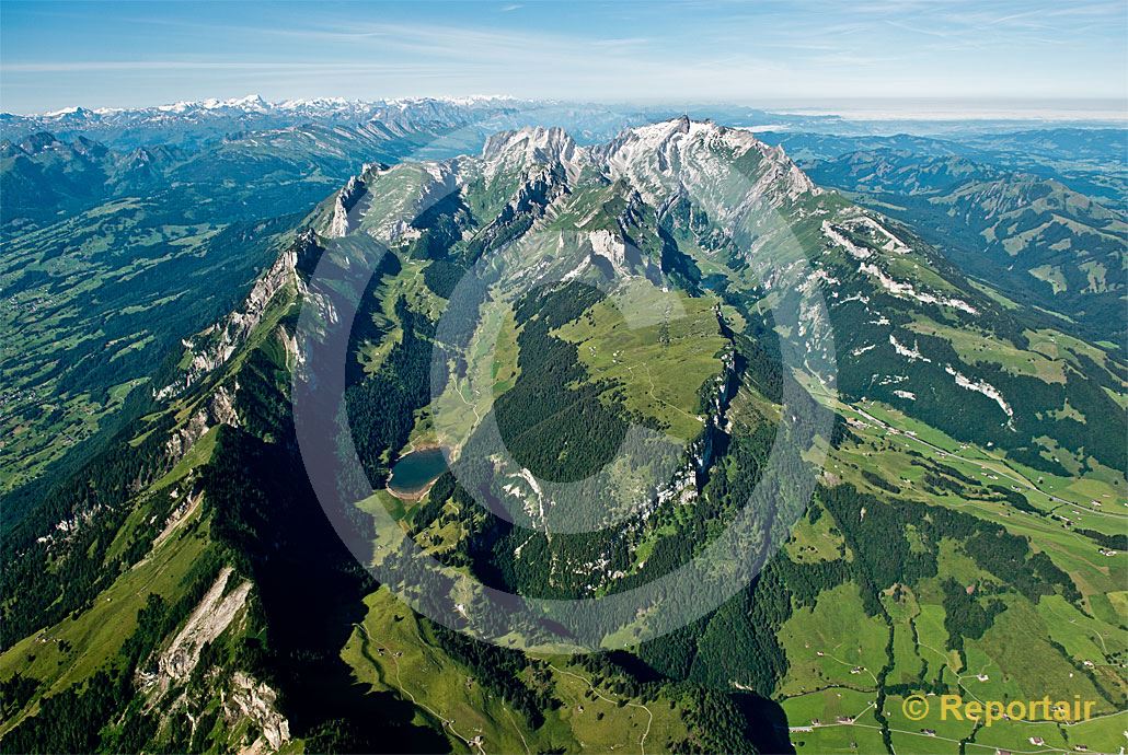 Foto: Der Alpstein von Norden gesehen mit dem Säntis oben auf der rechten Flanke. (Luftaufnahme von Niklaus Wächter)