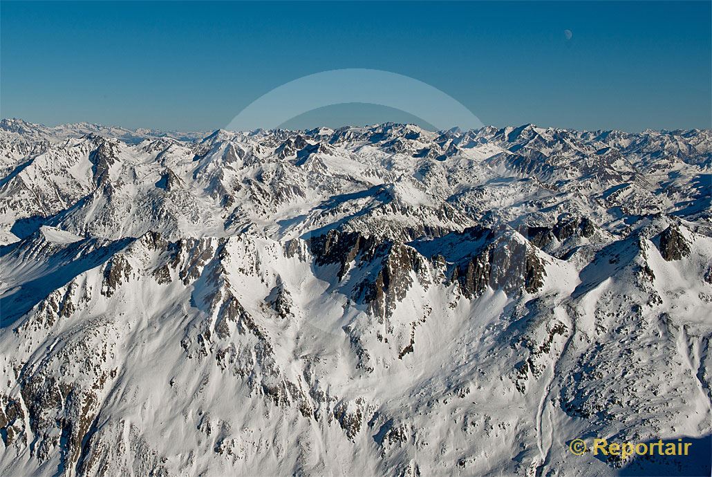 Foto: Schweizer Berggipfelmeer. Im Vordergrund das Gotthardmassiv. Blick gegen Osten.. (Luftaufnahme von Niklaus Wächter)