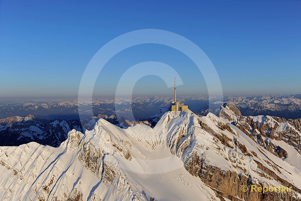 Foto: Der Säntis mit der Alpenkette im Hintergrund. (Luftaufnahme von Niklaus Wächter)