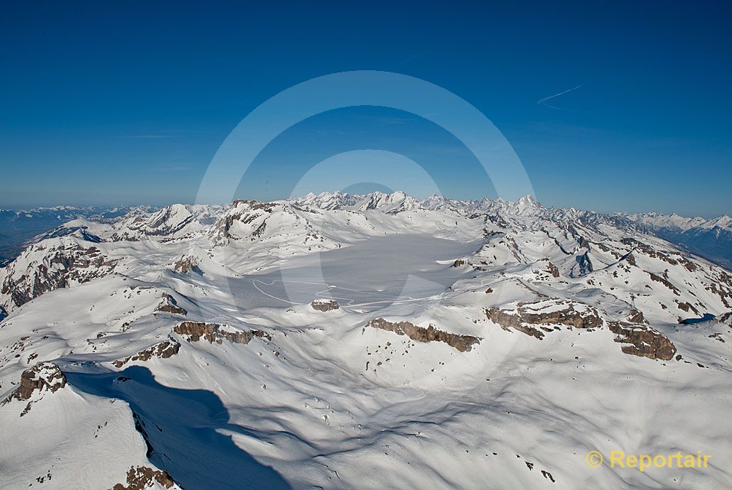 Foto: Der Plaine-Morte-Gletscher an der Grenze zwischen den Berner und den Walliser Alpen. (Luftaufnahme von Niklaus Wächter)