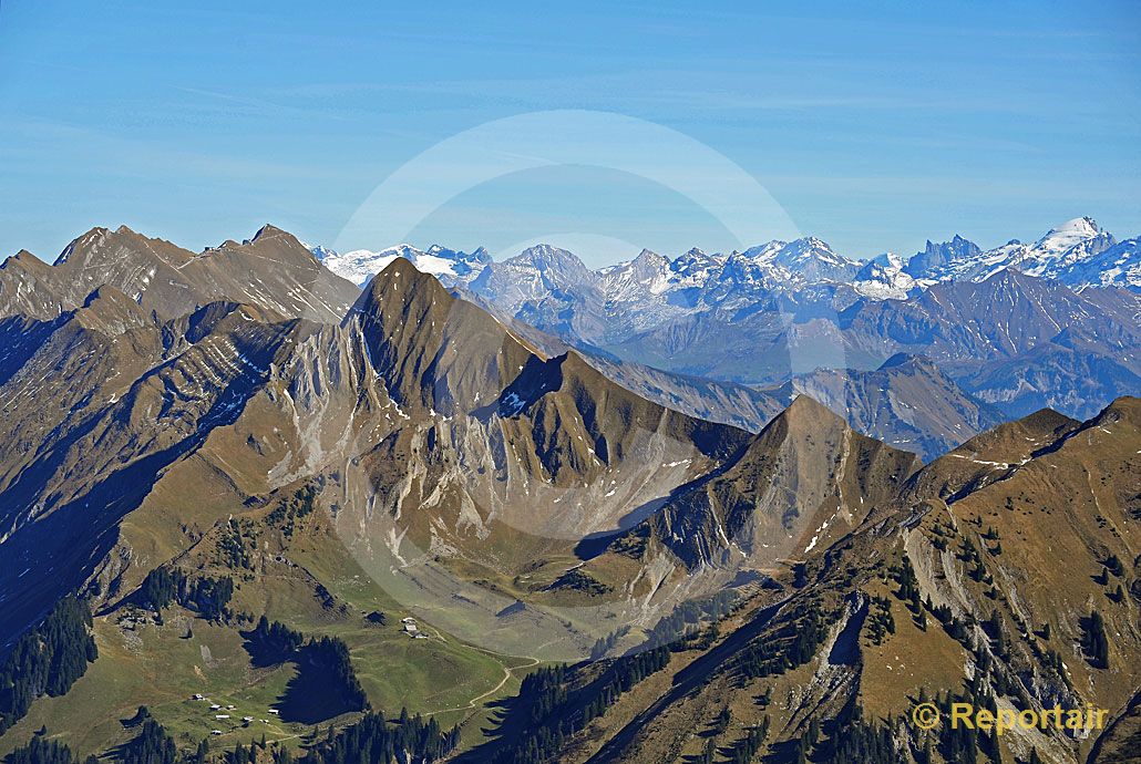 Foto: Die Rothornkette oberhalb des Brienzersees. (Luftaufnahme von Niklaus Wächter)