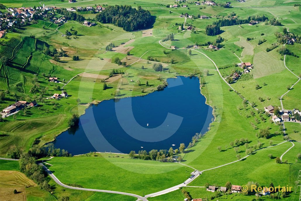 Foto: Der Hüttenweiher bei Hütten ZH. (Luftaufnahme von Niklaus Wächter)