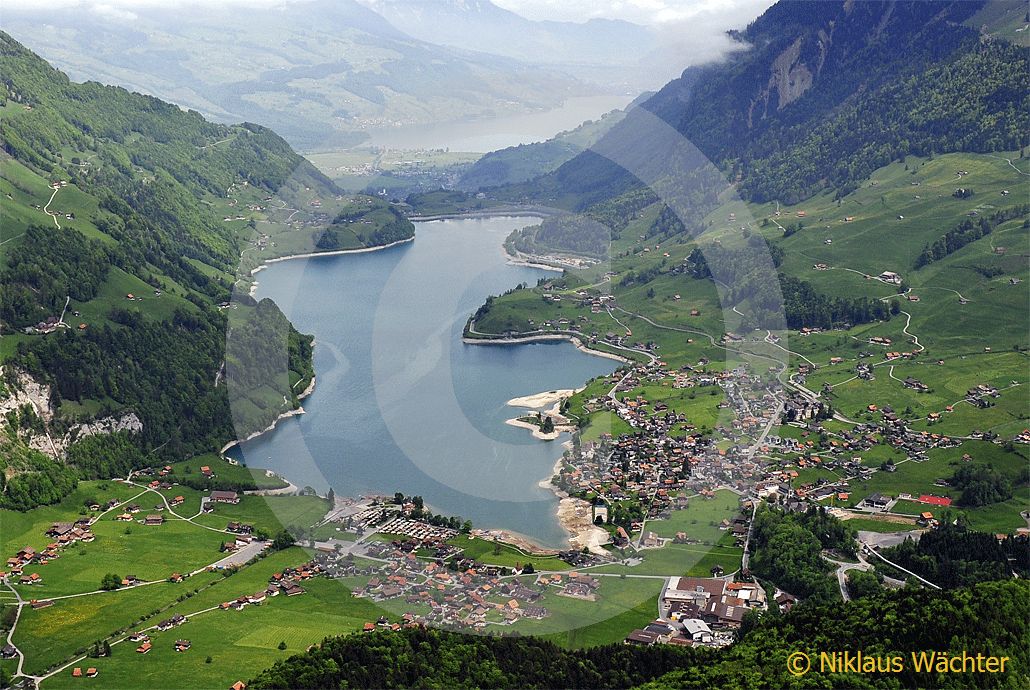 Foto: Der Lungerersee mit Lungern OW  im Vordergrund un dem Sarnersee im Hintergrund. (Luftaufnahme von Niklaus Wächter)