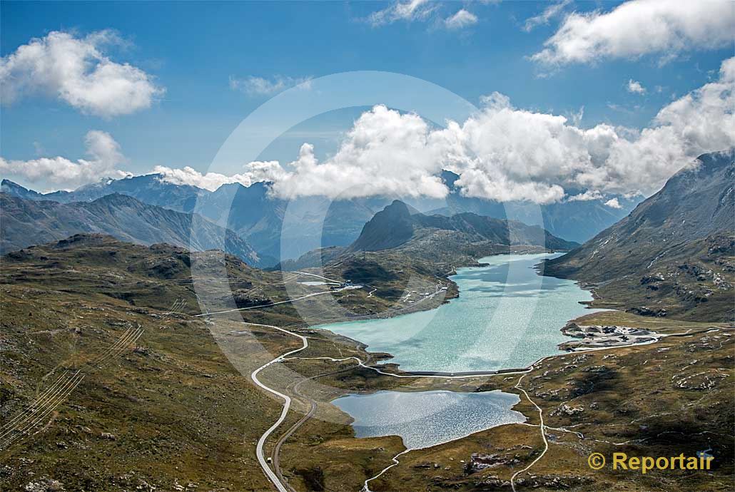 Foto: Der Berninapass mit seinem Lej Nair im Vordergrund und dem Lago Bianco (GR).. (Luftaufnahme von Niklaus Wächter)