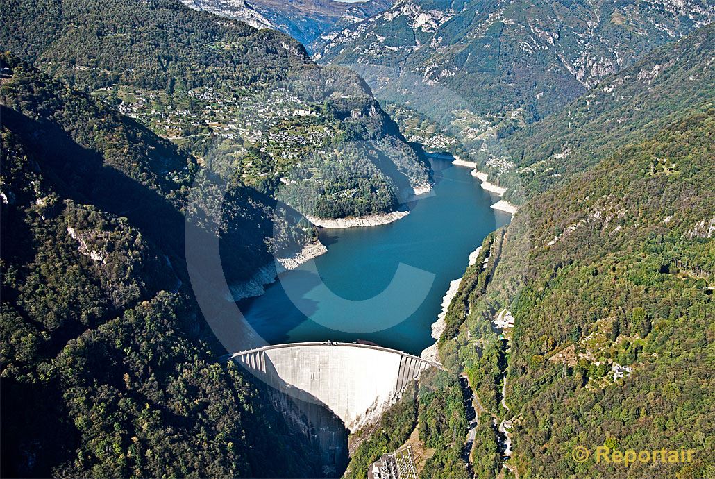 Foto: Der Lago die Vogorno oberhalb von Tenero (TI). (Luftaufnahme von Niklaus Wächter)