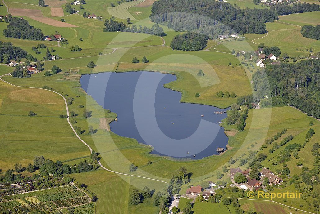 Foto: Der Lützelsee bei Hombrechtikon gilt als einer der schönsten Seen des Zürcher Oberlandes. (Luftaufnahme von Niklaus Wächter)