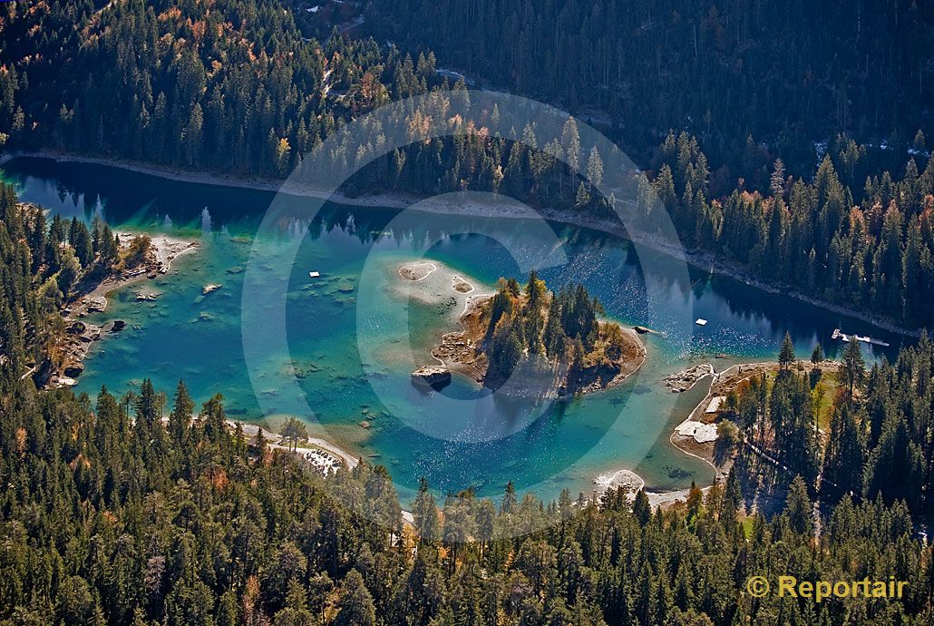 Foto: Der Caumasee bei Flims. (Luftaufnahme von Niklaus Wächter)