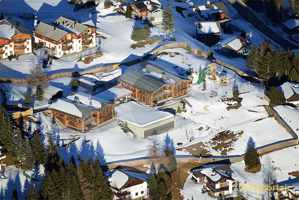 Foto: Der Schweizer Tennisstar Roger Federer hat für sich und seine Eltern ein Doppel-Chalet in Valbella-Lenzerheide gebaut.. (Luftaufnahme von Niklaus Wächter)