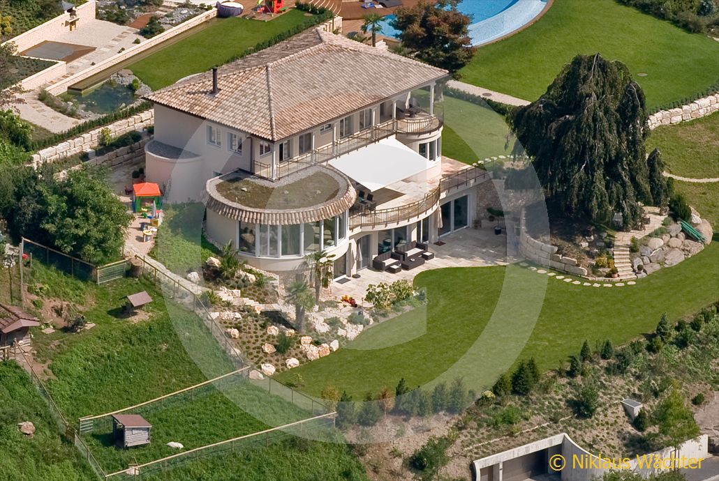 Foto: Ein Hauch von Spanien liegt über der Villa von DJ Bobo auf der Halbinsel Horw am Vierwaldstättersee. (Luftaufnahme von Niklaus Wächter)