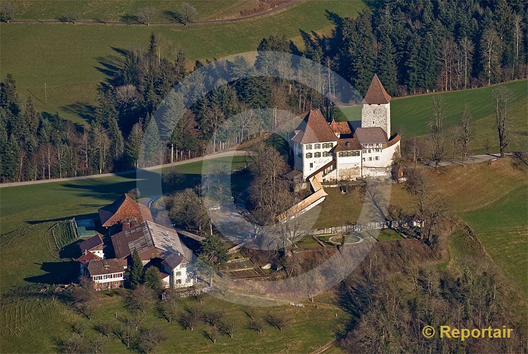 Foto: Das Schloss Trachselwald bei der gleichnamigen Berner Gemeinde stammt aus dem 13. Jahrhundert. (Luftaufnahme von Niklaus Wächter)
