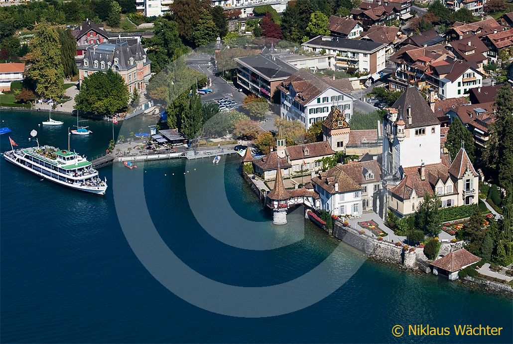 Foto: Schloss Oberhofen am Thunersee. (Luftaufnahme von Niklaus Wächter)