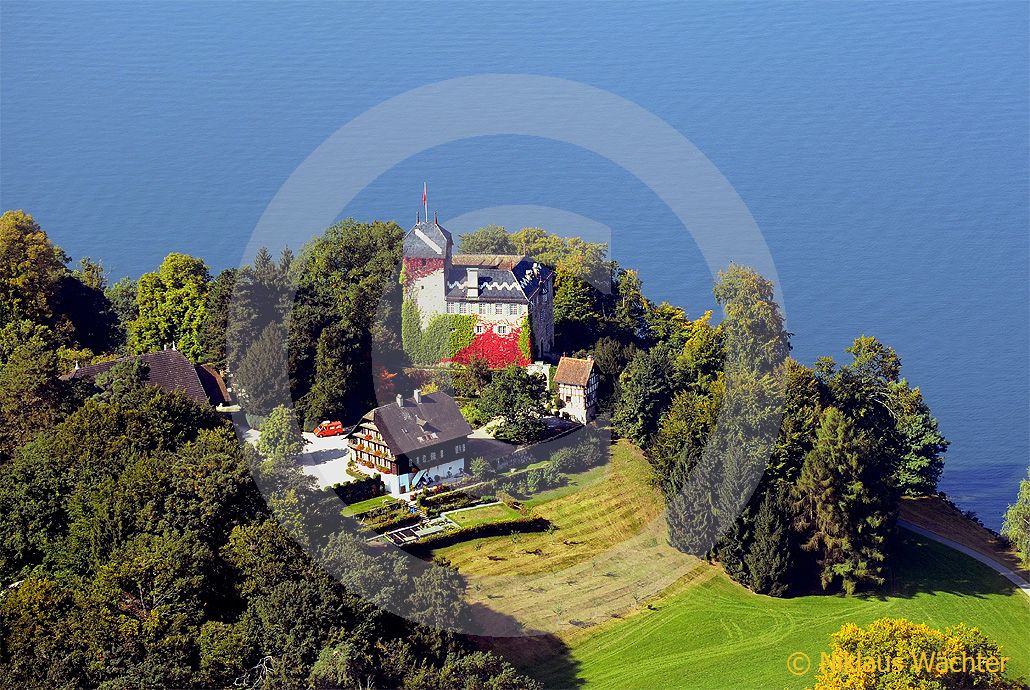 Foto: Luftaufnahme Schloss Buonas am Zugersee. (Luftaufnahme von Niklaus Wächter)