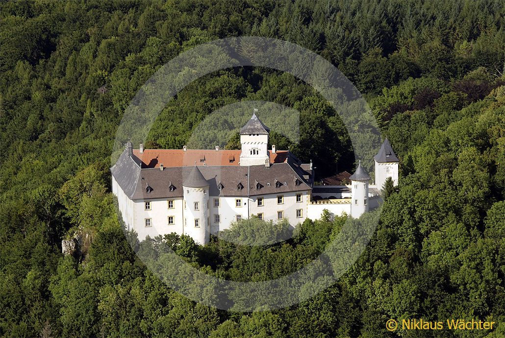 Foto: Luftaufnahme Burg Greifenstein bei Heiligenstadt in Oberfranken, Deutschland. (Luftaufnahme von Niklaus Wächter)