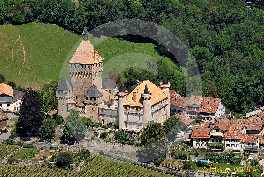 Foto: Das Schloss von Vufflens-le-Chateau. (Luftaufnahme von Niklaus Wächter)