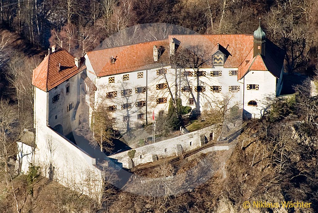 Foto: Das Schloss Rhäzüns gehört Alt-Bundesrat Christoph Blocher. (Luftaufnahme von Niklaus Wächter)