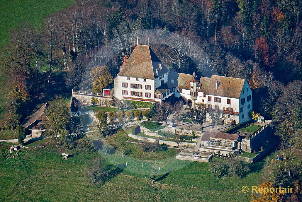 Foto: Schloss Burgistein in der gleichnamigen Berner Gemeinde.. (Luftaufnahme von Niklaus Wächter)
