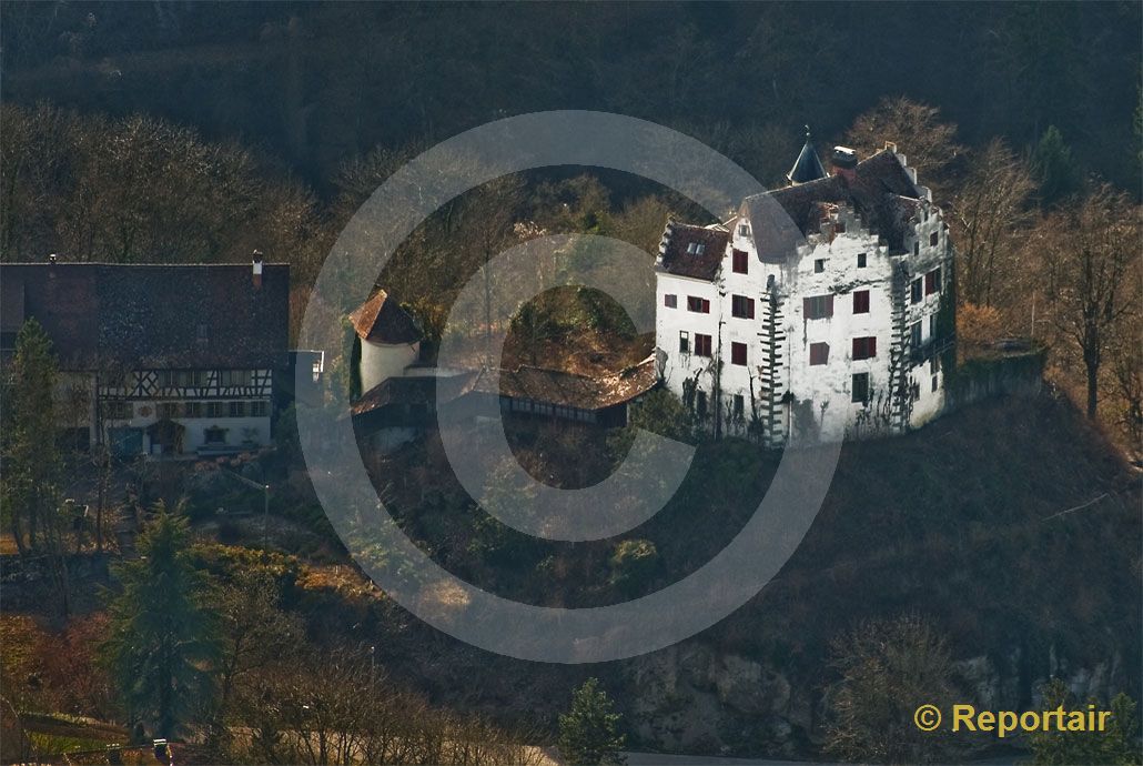 Foto: Das Schloss Salenstein in der gleichnamigen Gemeinde am Bodensee zerfällt. (Luftaufnahme von Niklaus Wächter)